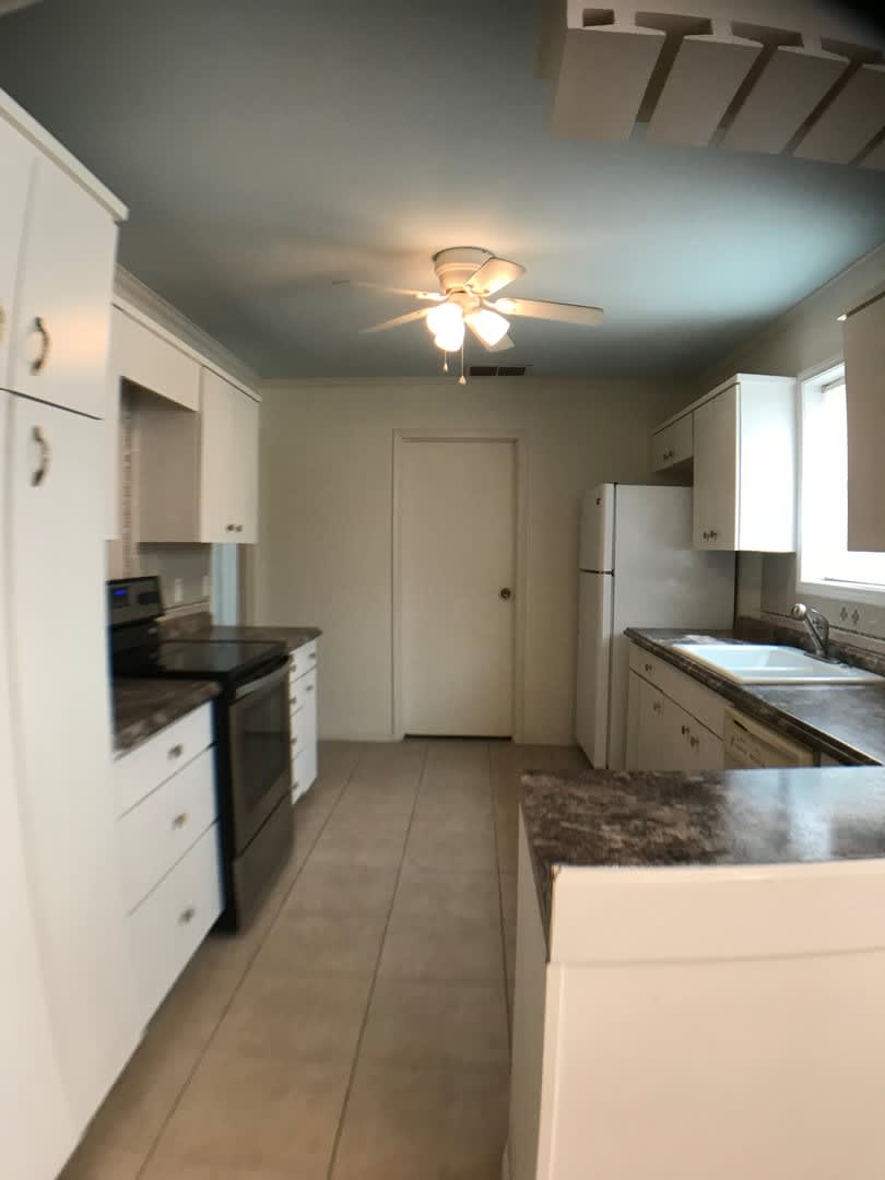 Spacious Townhouse in a Great Location!! – photo 3