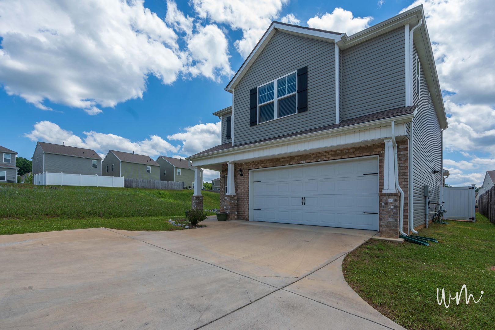 3 bed and 2.5 bath house with 2 car garage near ETSU – photo 1