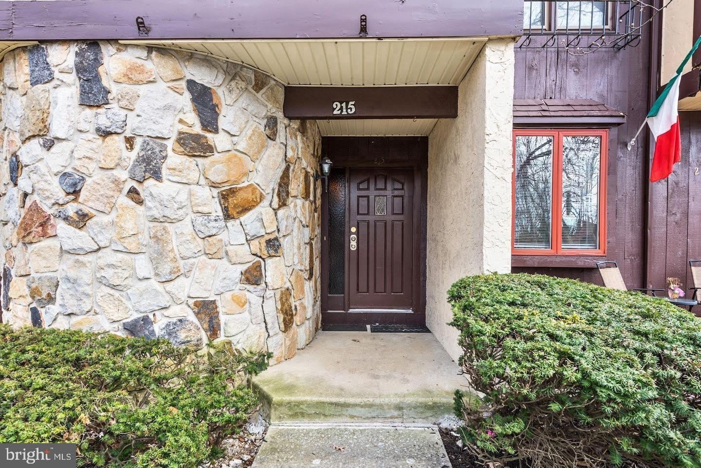 215 KEATS DR – photo 2