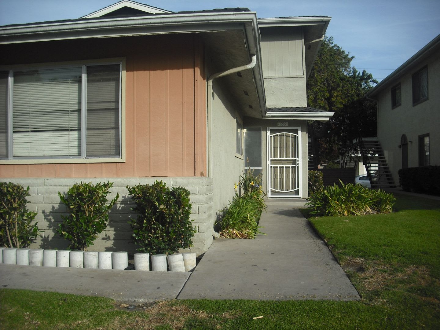 Nicely Upgraded 2 bedroom Townhouse – photo 3