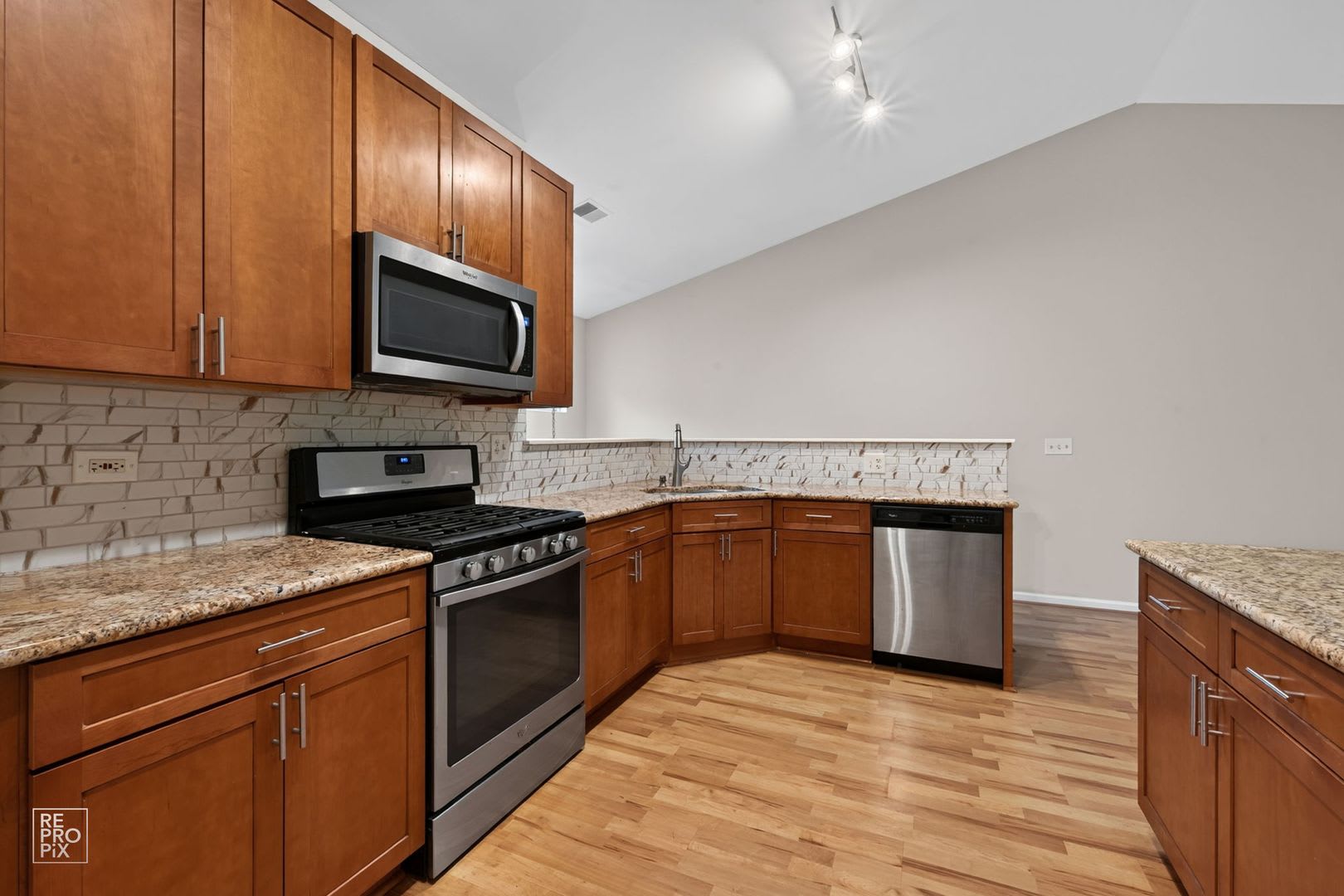 3 Bedroom Home in Streamwood! – photo 4