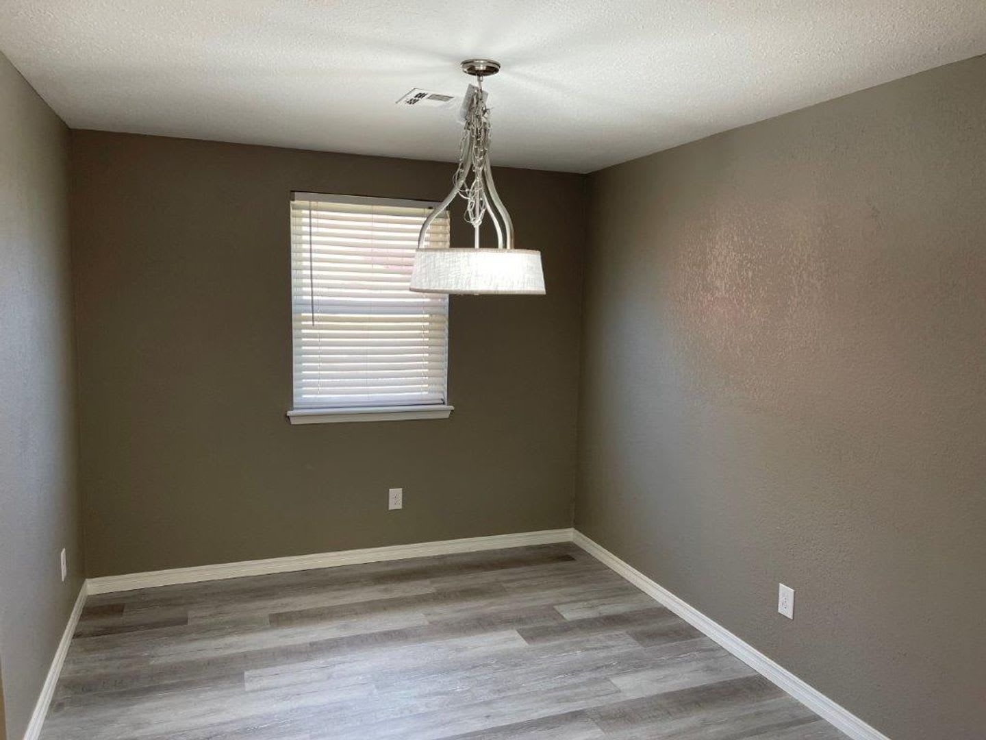Pets OK! Moore Schools, 2 bed 2 full bath duplex with fenced yard and one car garage! – photo 5