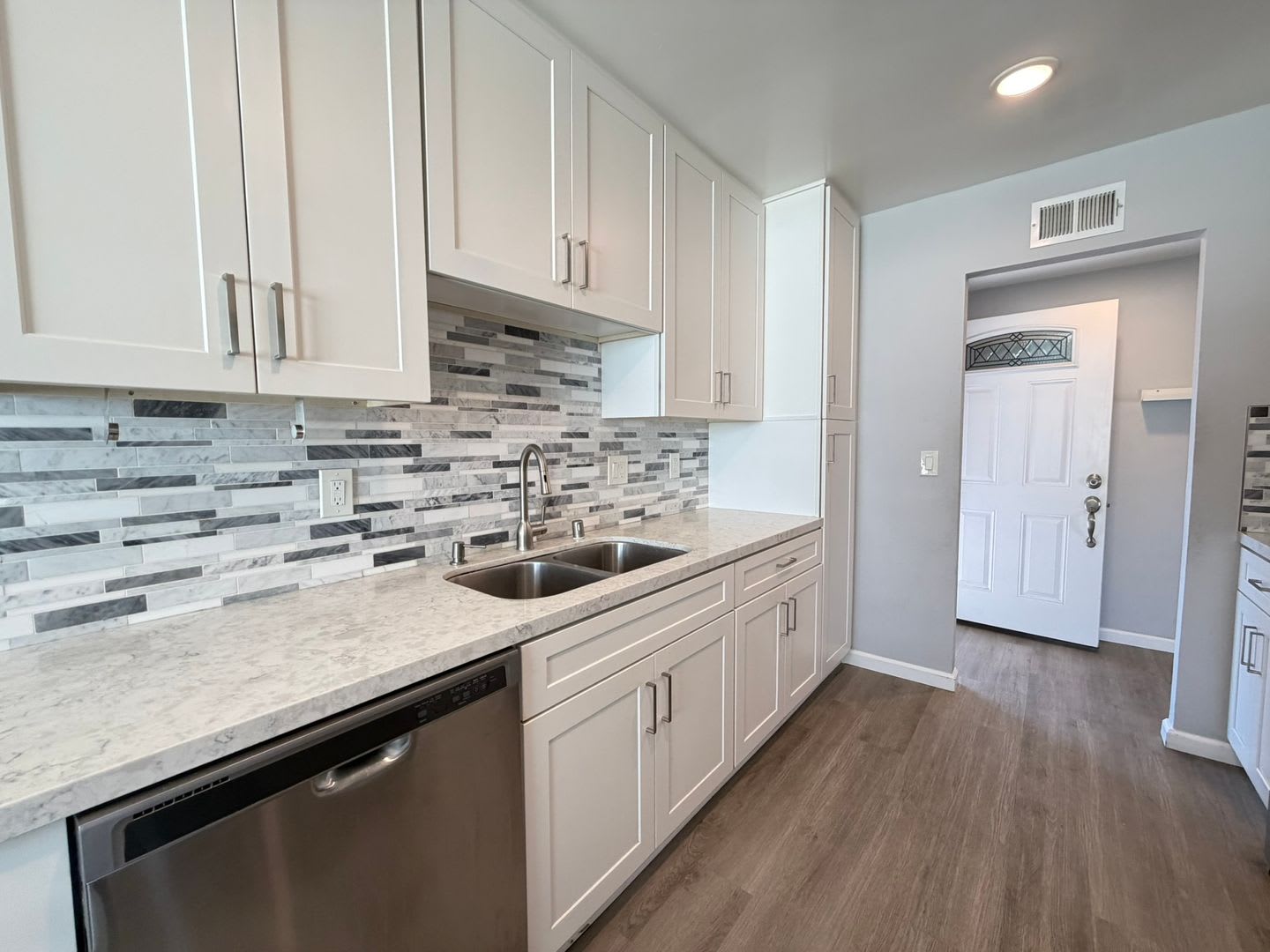 Spacious 3-Bedroom Home in Bay Terraces – photo 2