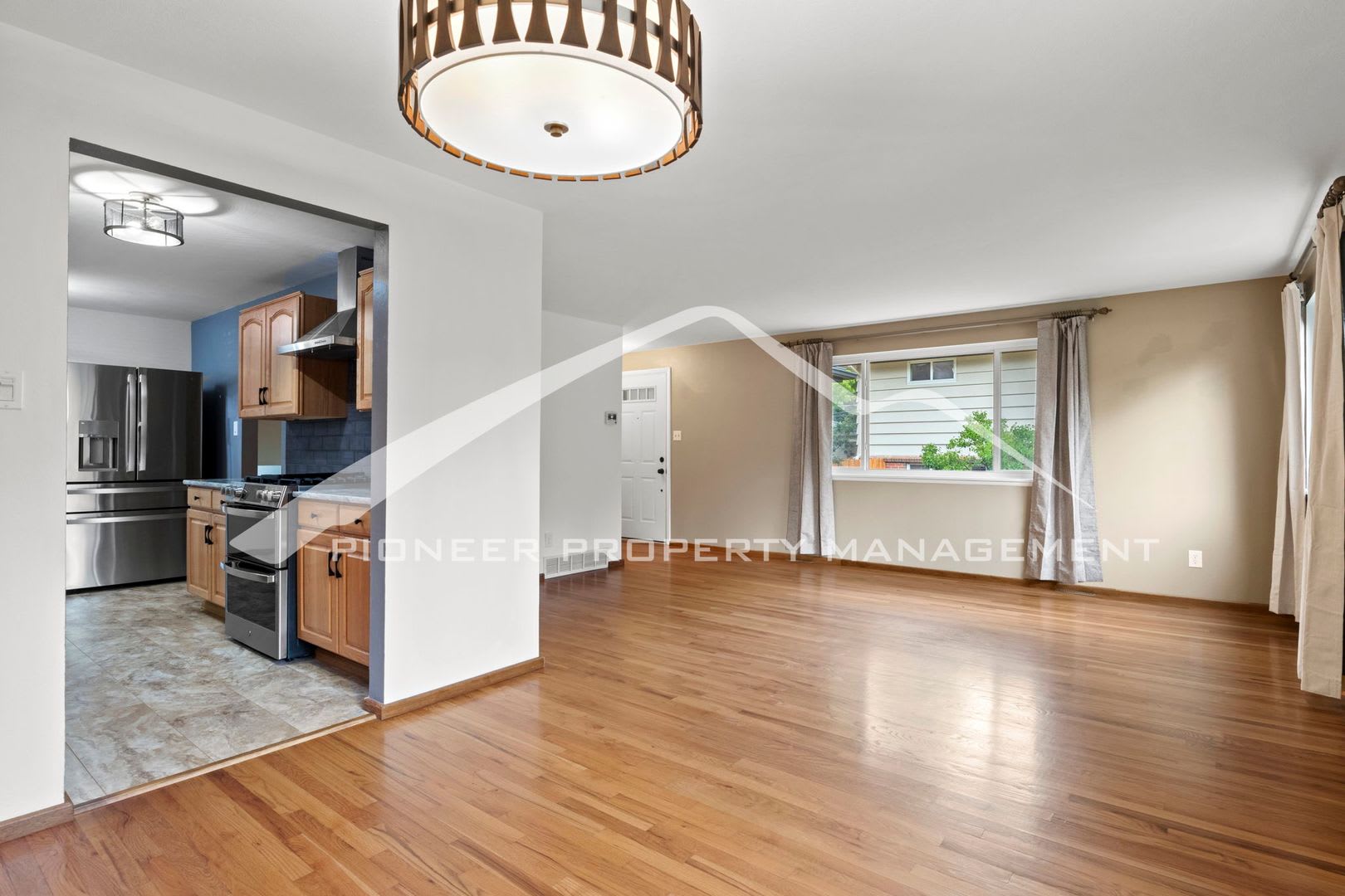 Spacious Home With 3 Bedrooms 2 Bathrooms 2 Car Garage 2 Fenced Backyard And Close Proximity To Garden Of The Gods – photo 5