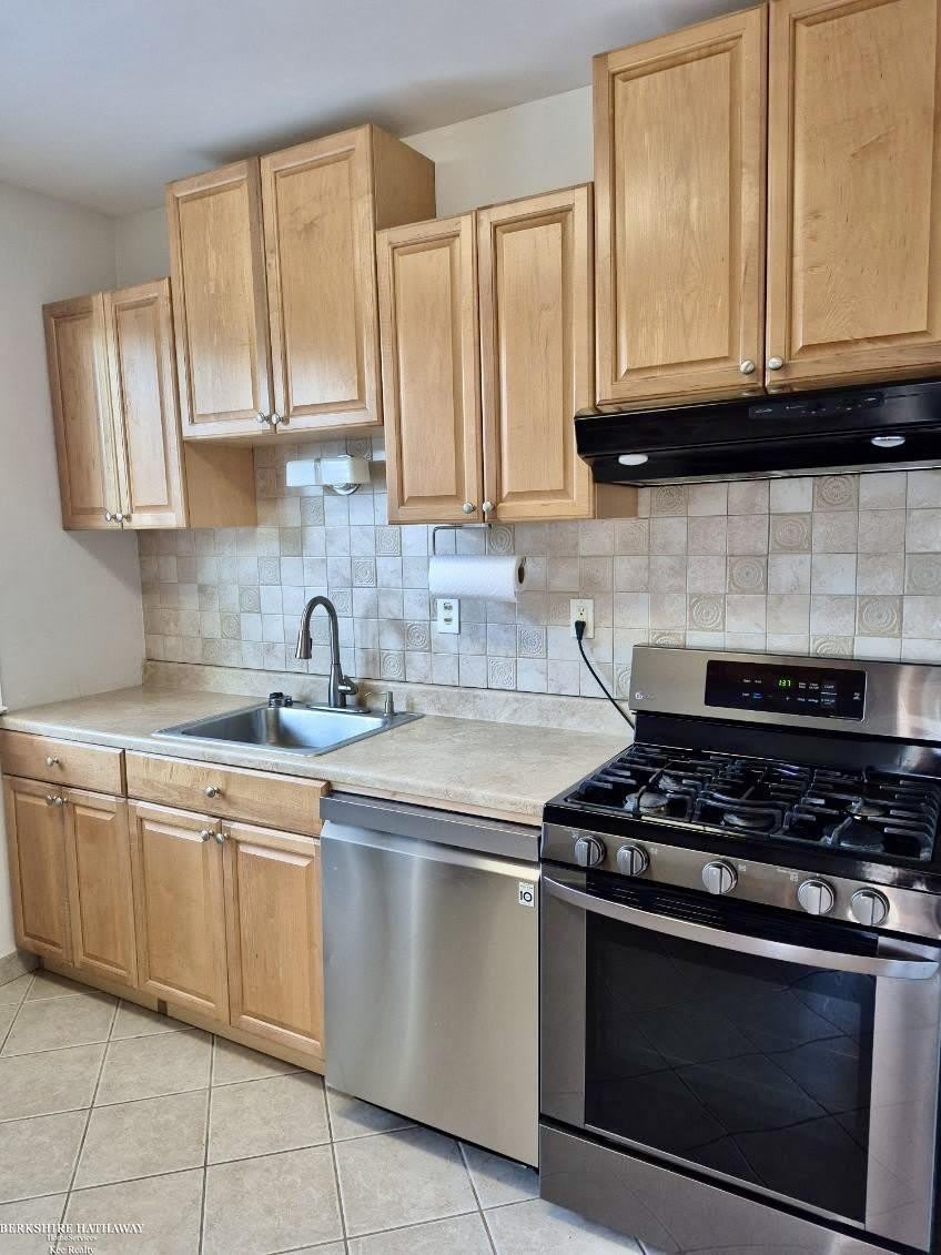1241 Beaconsfield Street – photo 5