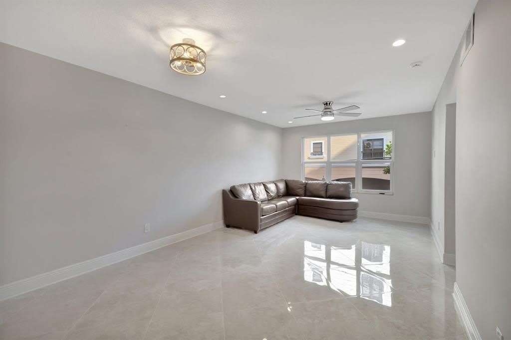 2400 NE 33rd Avenue – photo 4