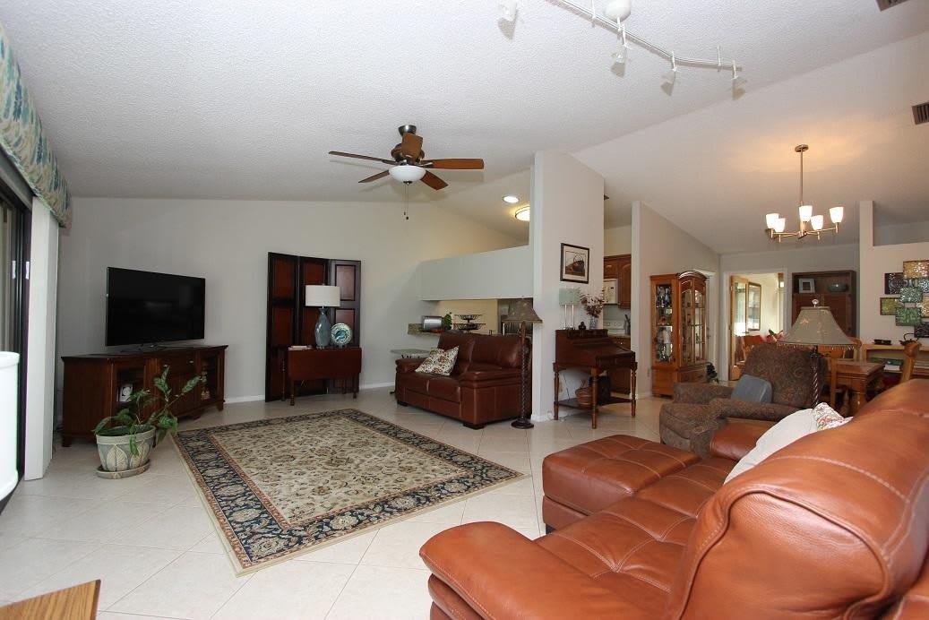 61 Mayfair Lane – photo 5
