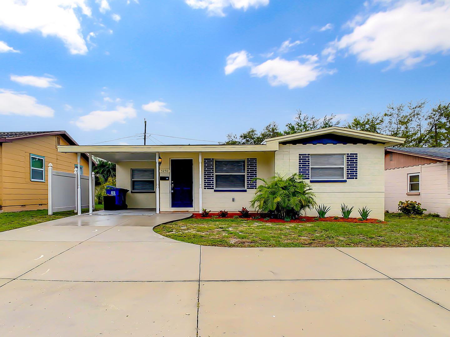 Available Now Charming 3 Bedroom Home With Fenced Backyard In St Petersburg – photo 1