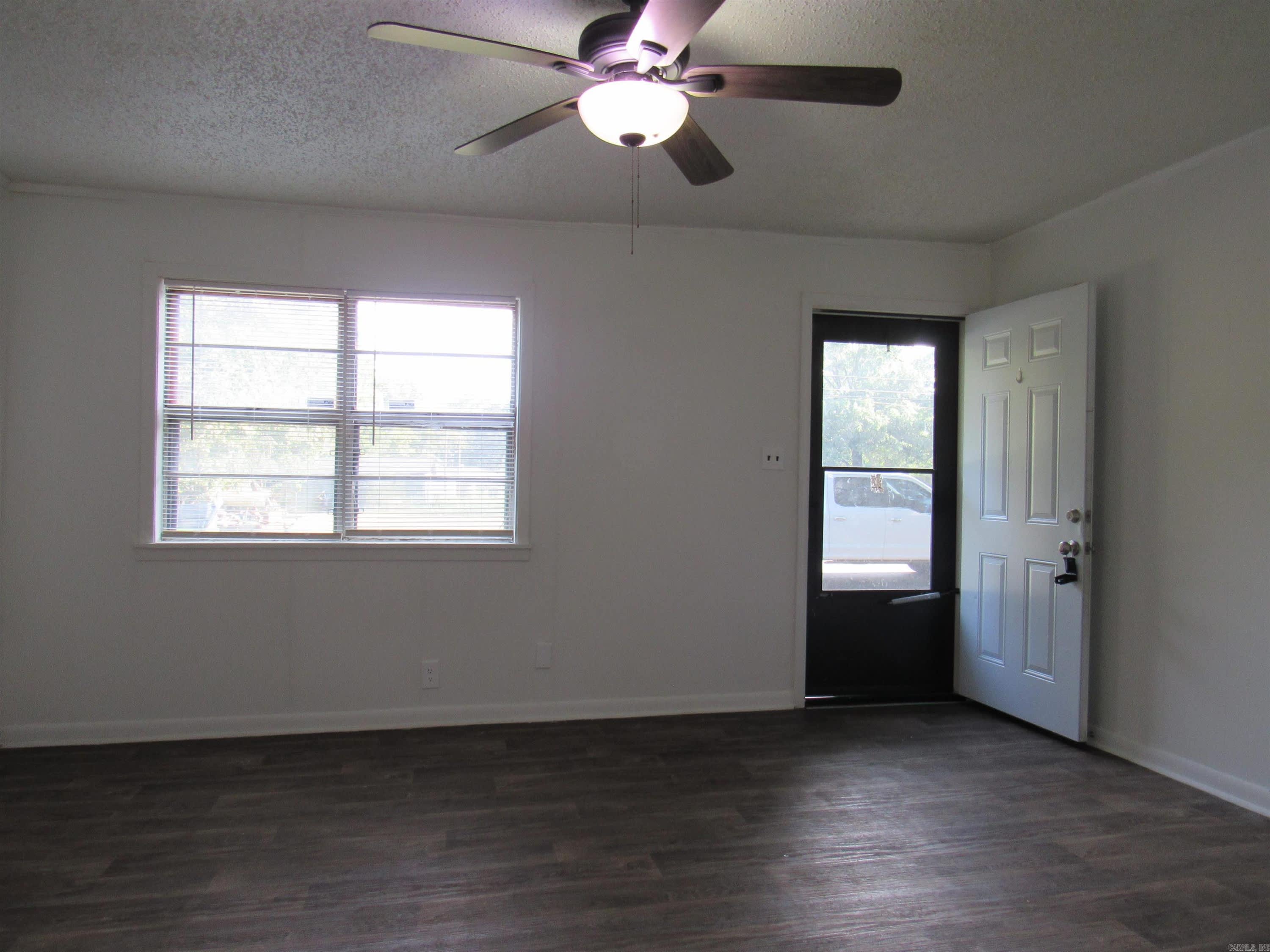 613 Hamburg Street – photo 4