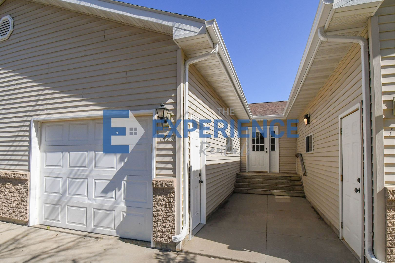 Spacious 2-Bedroom Townhome with Attached Garage in Brandon! – photo 2
