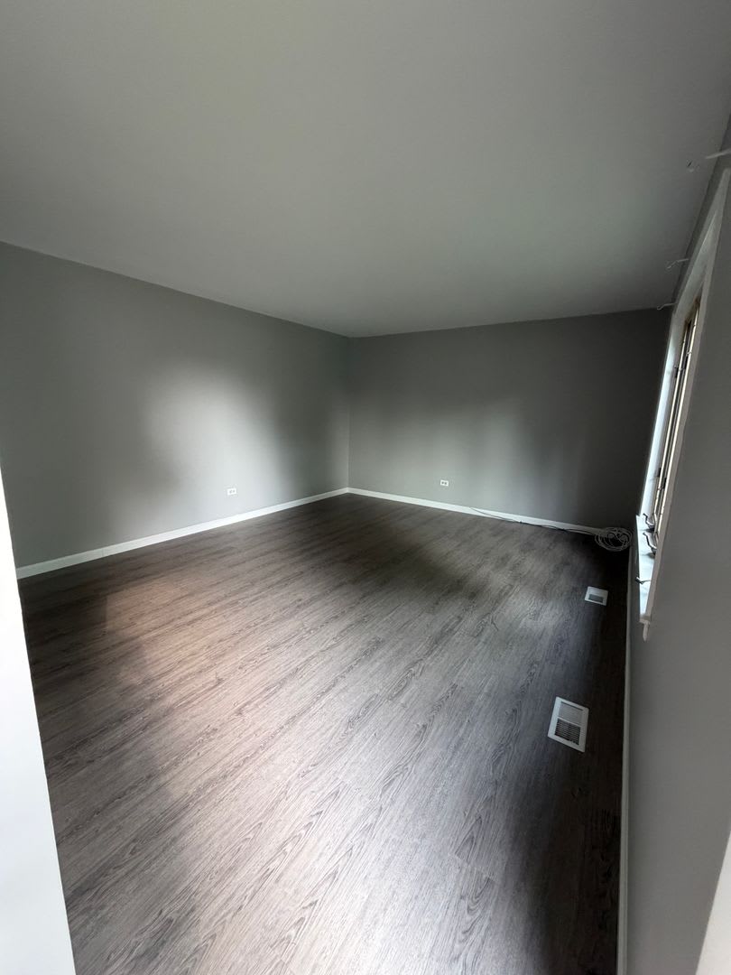 4 Bedroom 2 Bathroom Home in Lindenhurst – photo 4