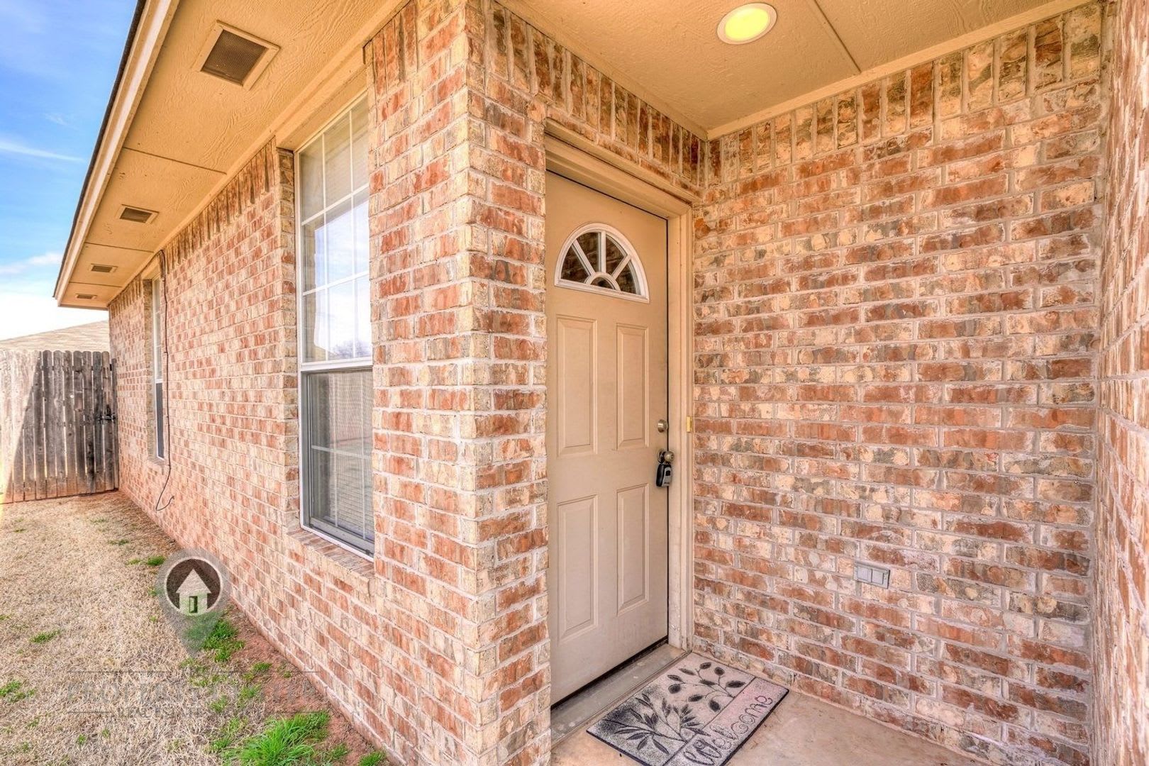 Adorable 3 Bed 2 Bath Duplex In Yukon – photo 3