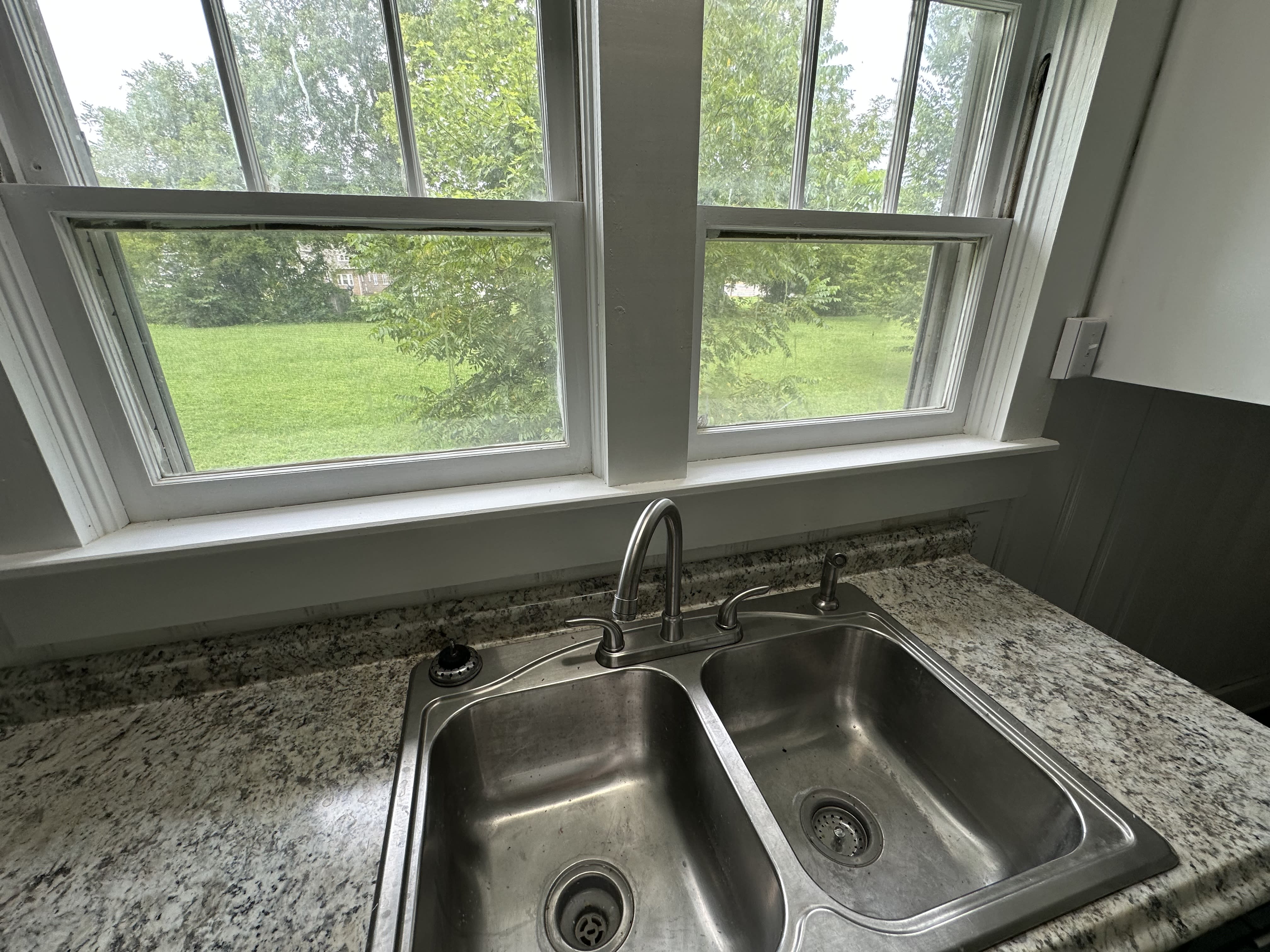 601 W Main St – photo 4