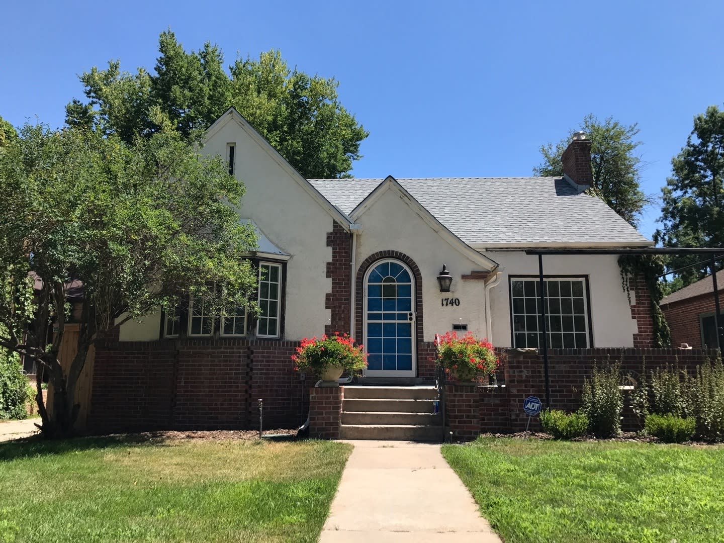 Two bed one bath in prime Park Hill location. – photo 1