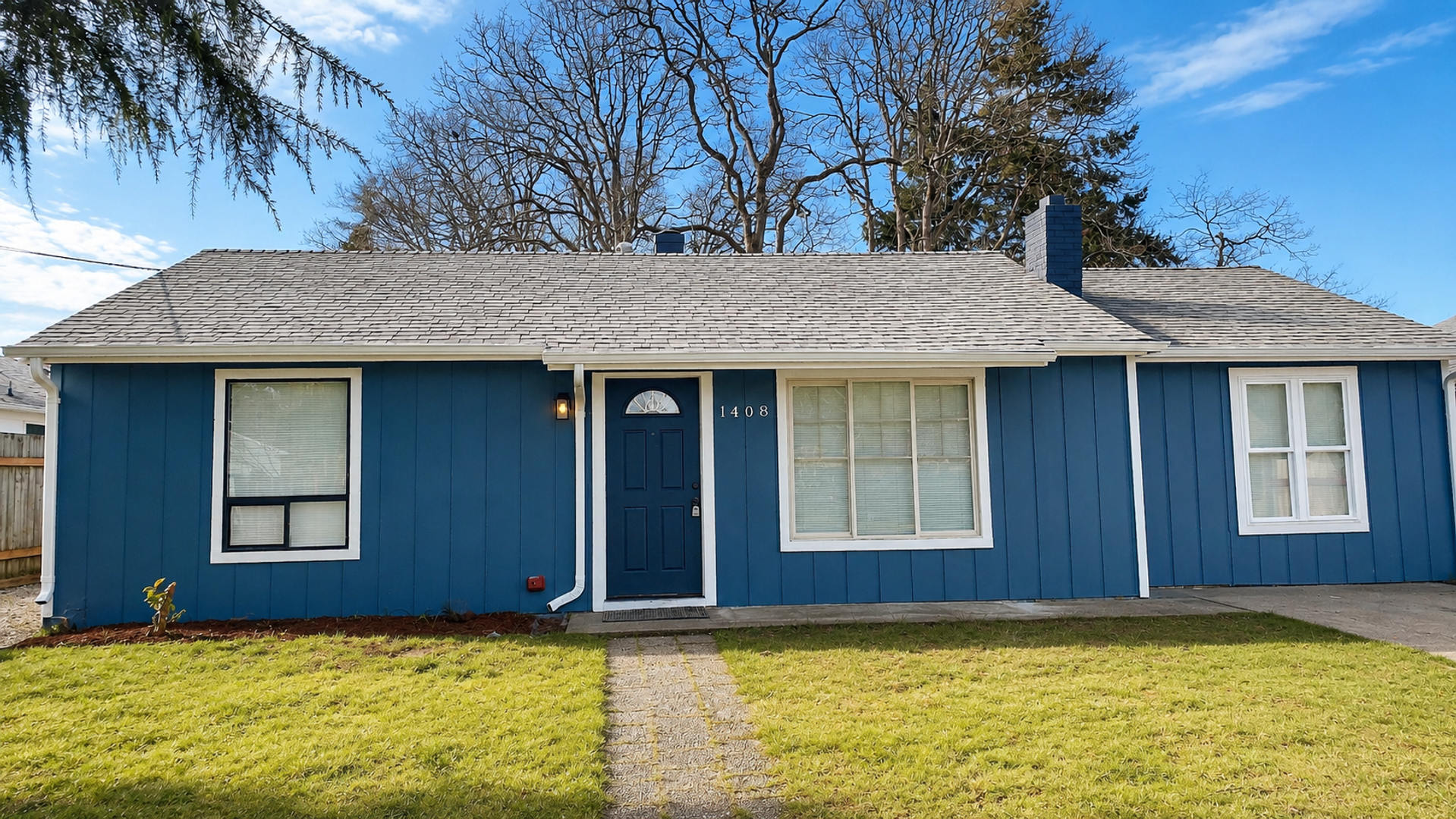 Renovated 3-Bedroom Home with Fenced Yard, Fireplace & In-Unit Laundry – photo 4