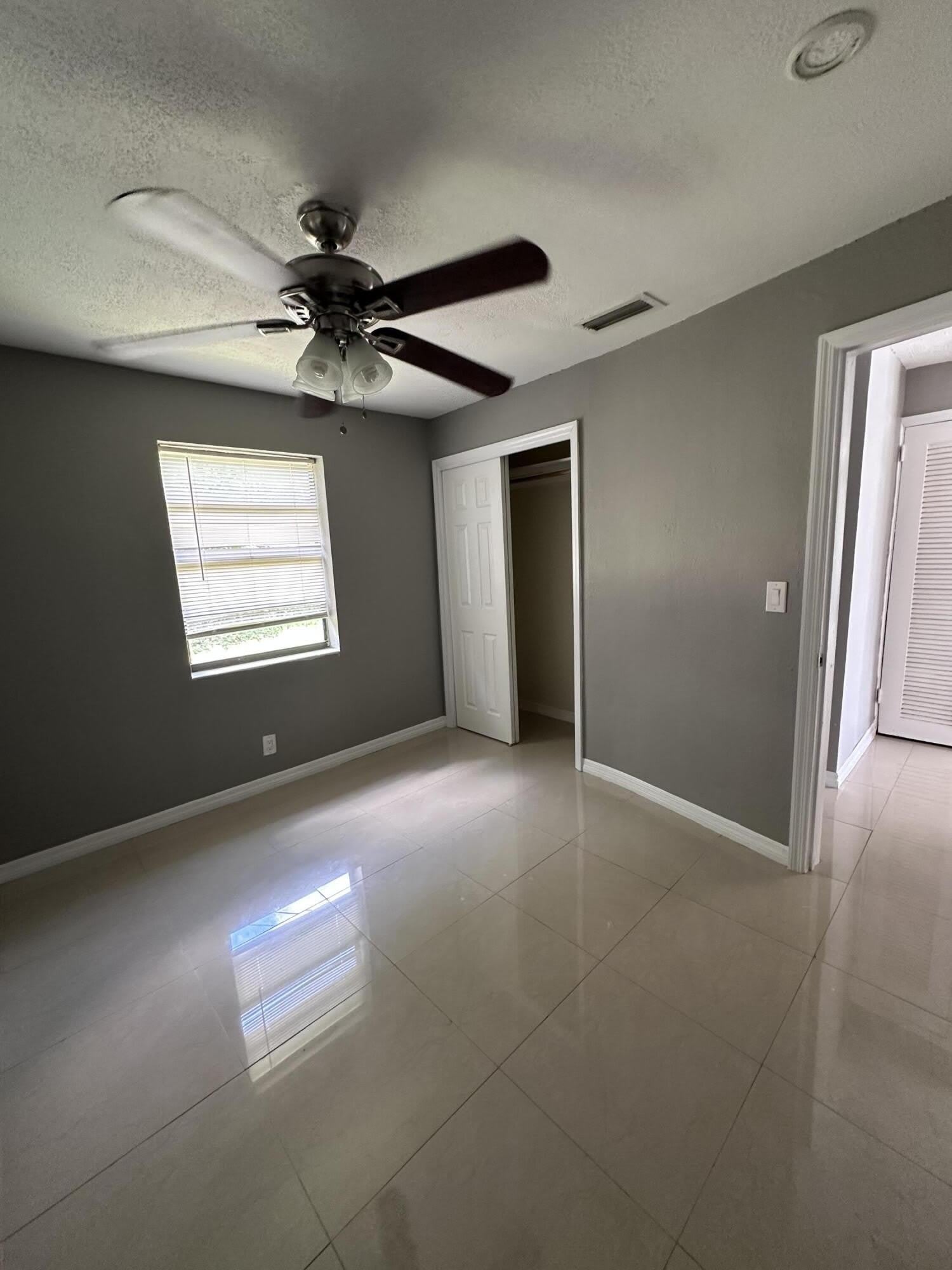 2431 NE 10TH Avenue NE – photo 5