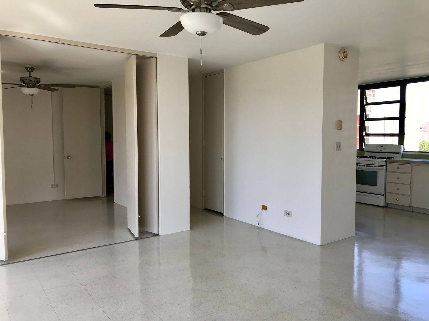 2/2/1 with Den/3rd Bedroom (Elec, Water, Sewer, Hot Water, Gas Included in Rent!) – photo 3