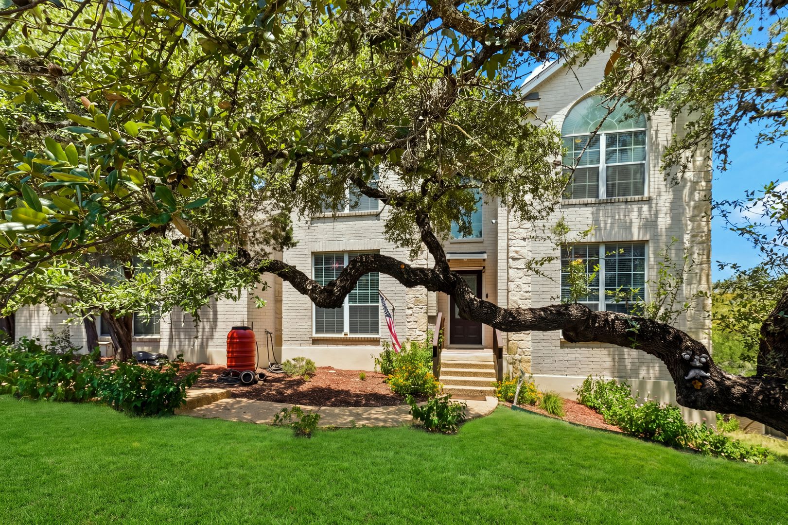 Beautifully Updated 4Br 3Ba Downstairs Bedroom Spacious Backyard Deck – photo 3