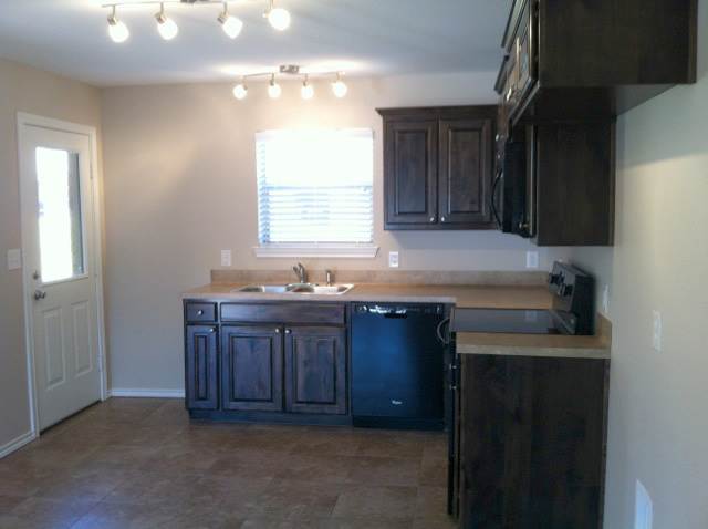 AVAILABLE! 1 Bedroom 1.5 Bath Townhome for Rent in Lindale – photo 4