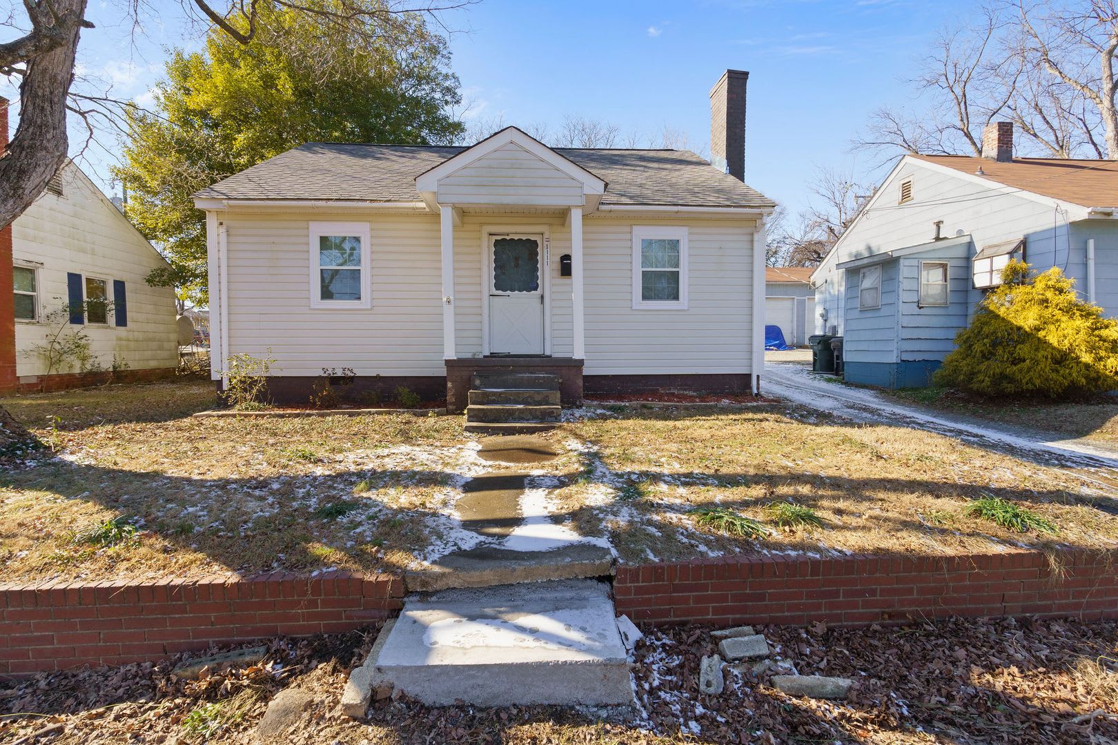 1 250 Month 2 Bed 1 Bath Bonus Room – photo 2