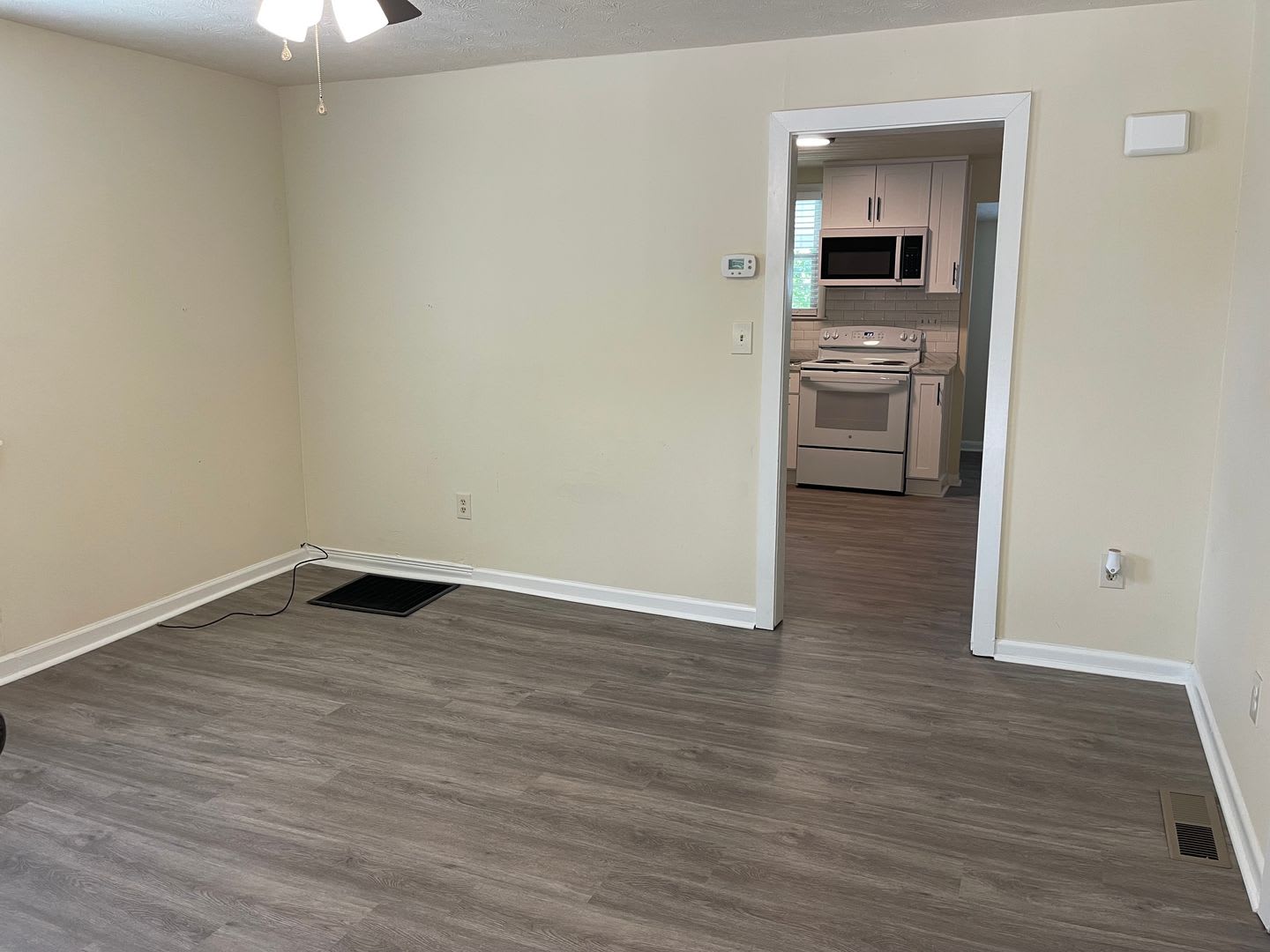 Charming Fully Renovated 2BR/1BA Near Both Hospitals – Washer/Dryer Included! – photo 5
