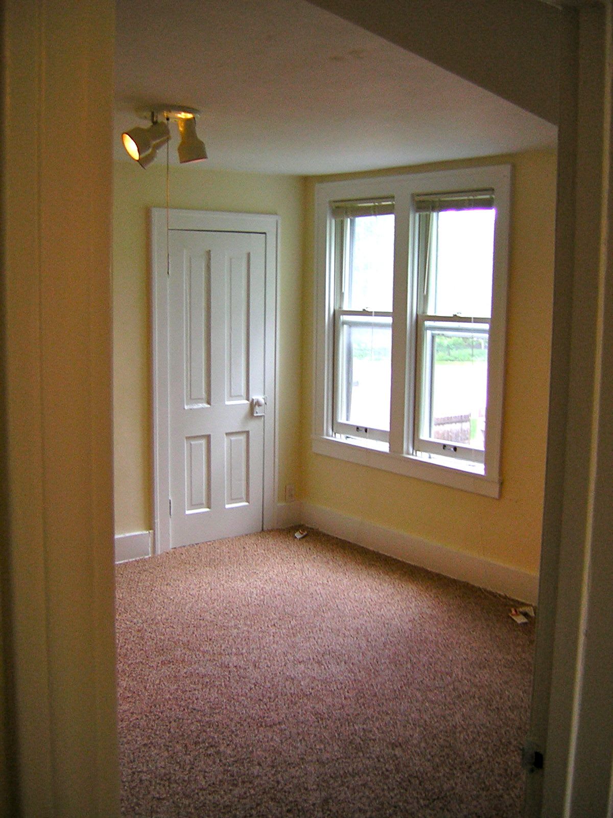 527 Hall Ave – photo 2