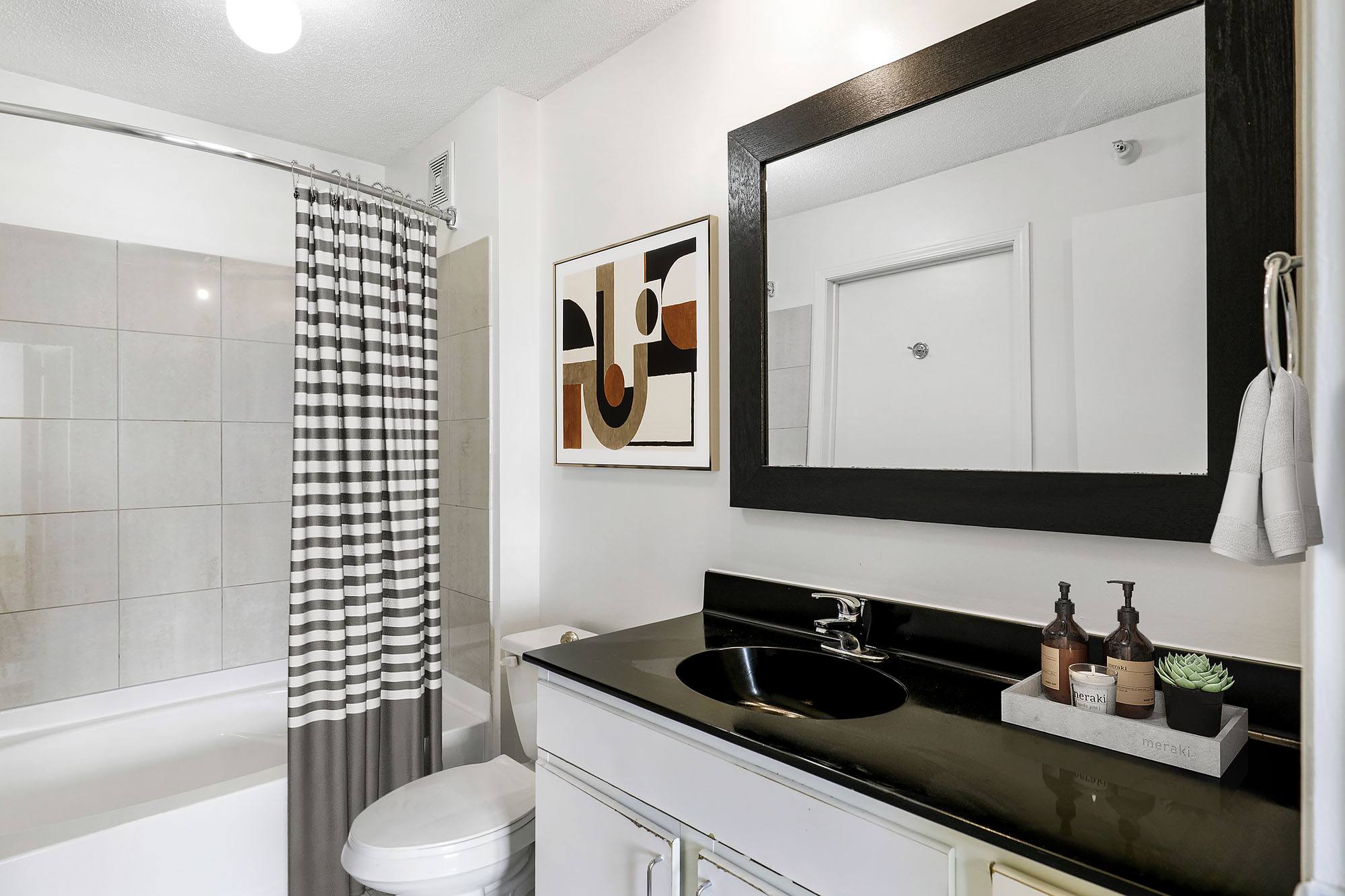 Uptown Lake Apartments – photo 5