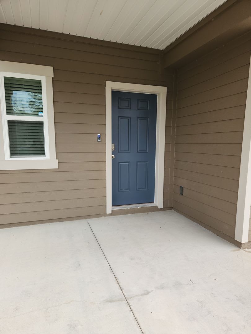 Perfect Location And Practically New – photo 2