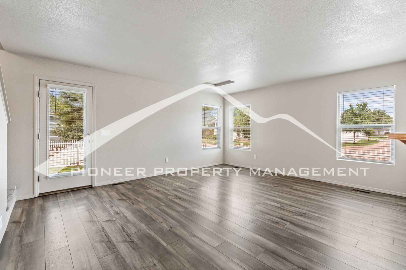 Charming 3 Bedroom Home with Stunning Mountain Views, AC, Oversized 1 Car Garage – photo 4