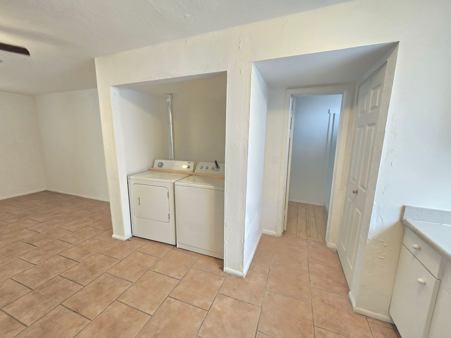 2 bed 1.5 bath UTILITES INCLUDED – photo 4