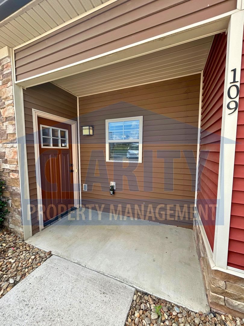 Like new, immaculate 3 bedroom townhome! – photo 2