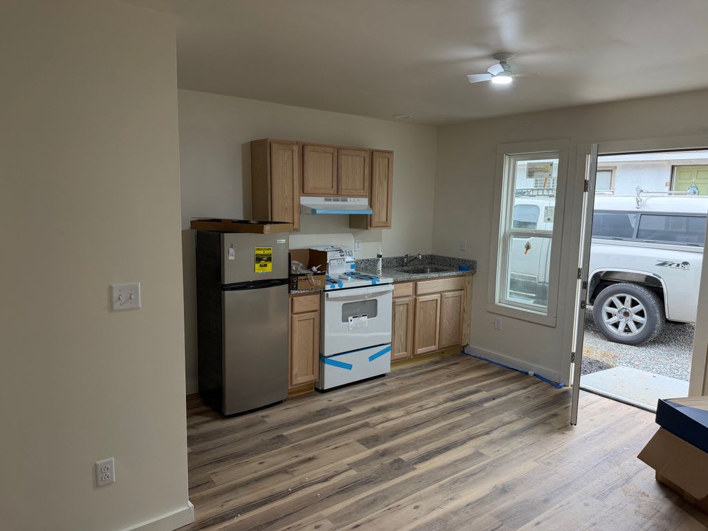 1048 Bryan Dr – photo 3