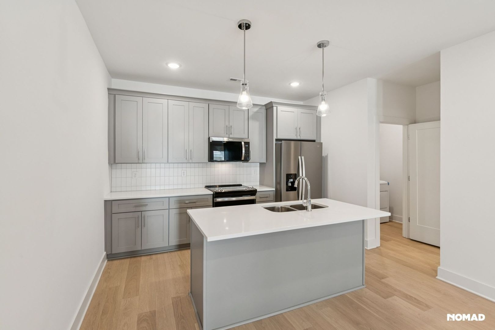 Three-story townhome offers a spacious layout with 3 BR and 3.5 bathroom in Nashville – photo 1