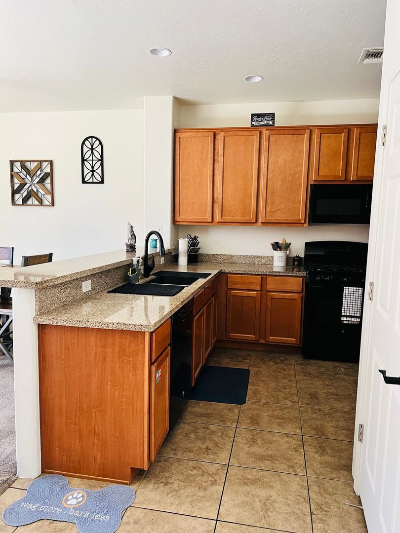 Furnished monthly rental home with all utilities included. – photo 5