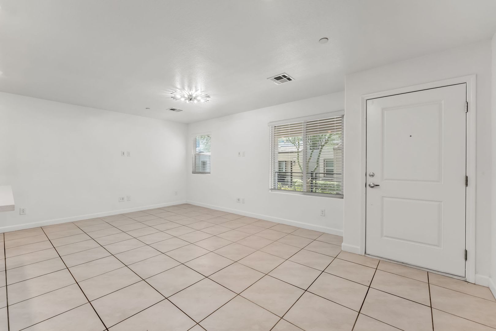 Modern Gated Townhome with Flexible Living Spaces & Stylish Finishes! – photo 5
