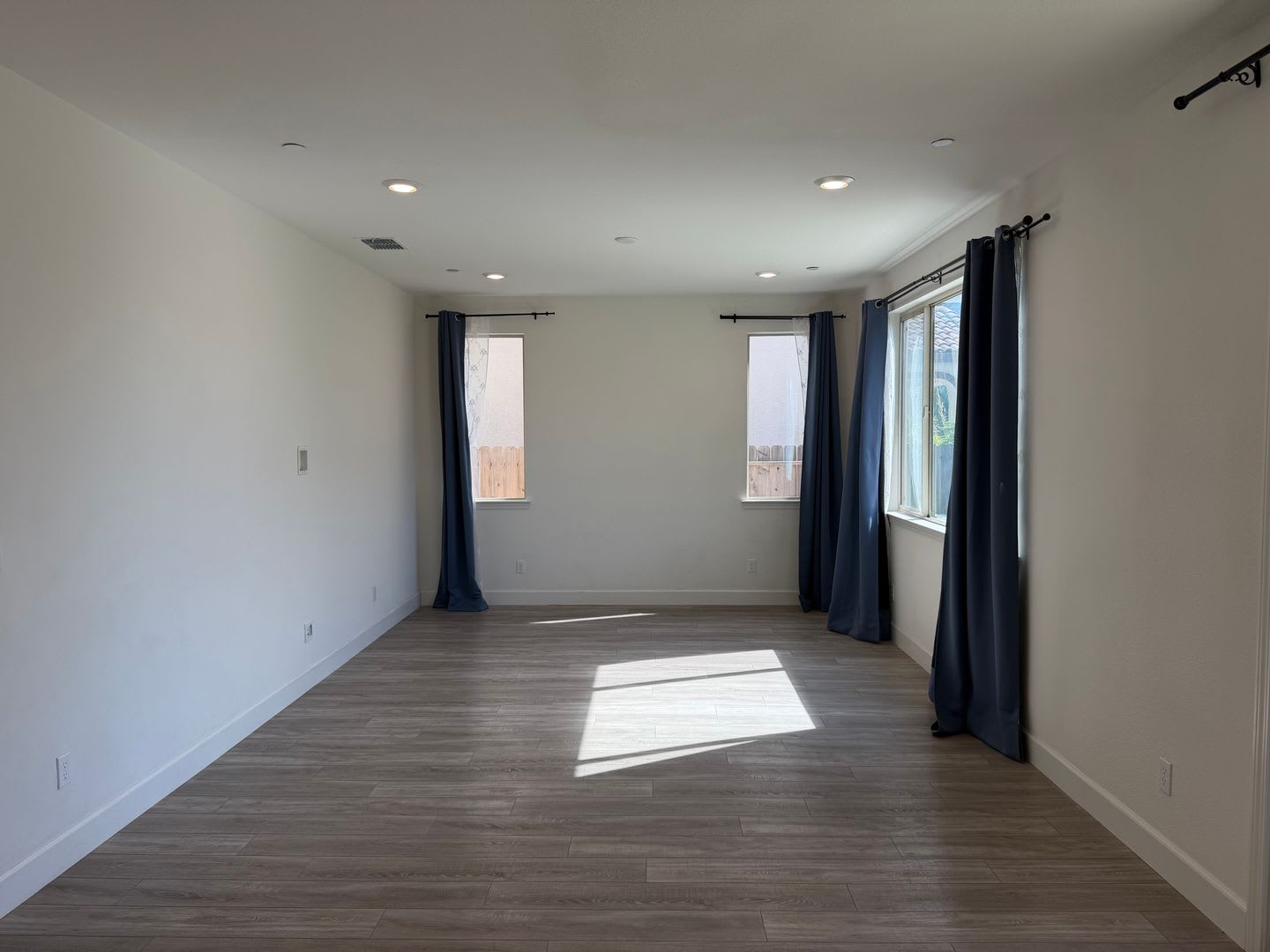 Clean 4 Bedroom 3 Bathroom 2018 sqft. Home for Lease in Elk Grove. – photo 4