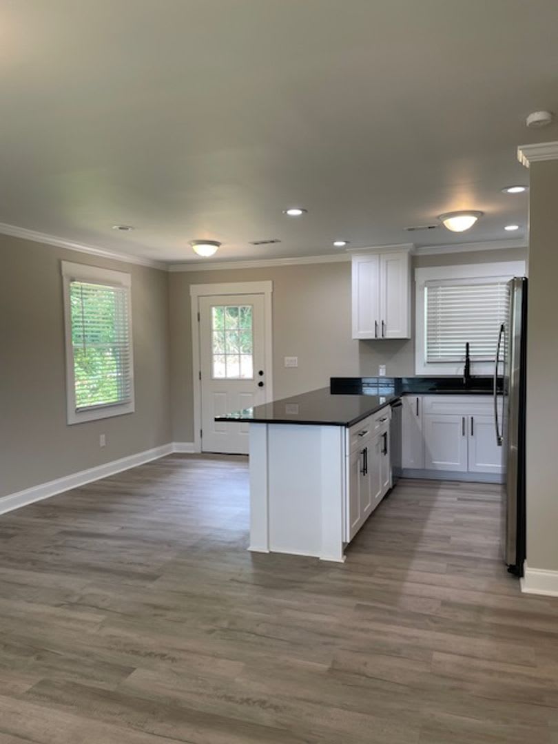 Charming 3 Br 2 Ba Bungalow Just Minutes From Downtown Greenville – photo 5