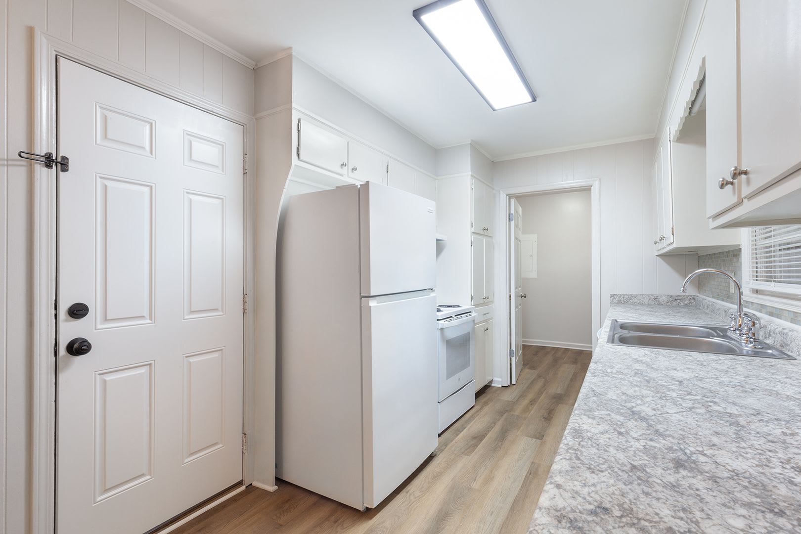 Newly Renovated 3bd/2ba Home w/ Sunroom and Large Backyard in Great Location! – photo 5