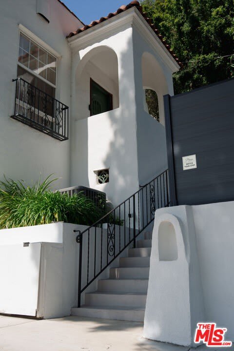 2209 N Gower St – photo 2