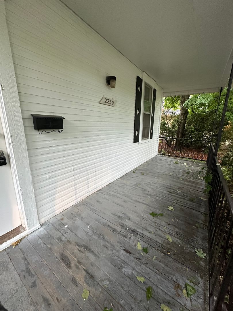 Freshly Renovated 1-Bedroom Gem with Fenced Yard in a Prime Central Location – photo 2