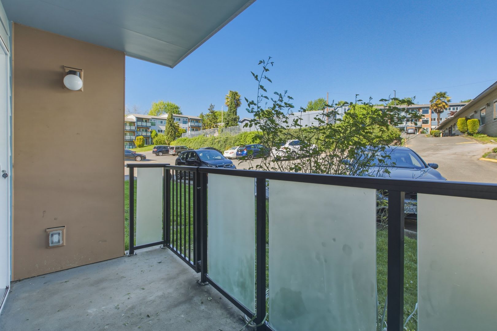 One Level, Easy Access Light and Bright Tukwila Condo – photo 2