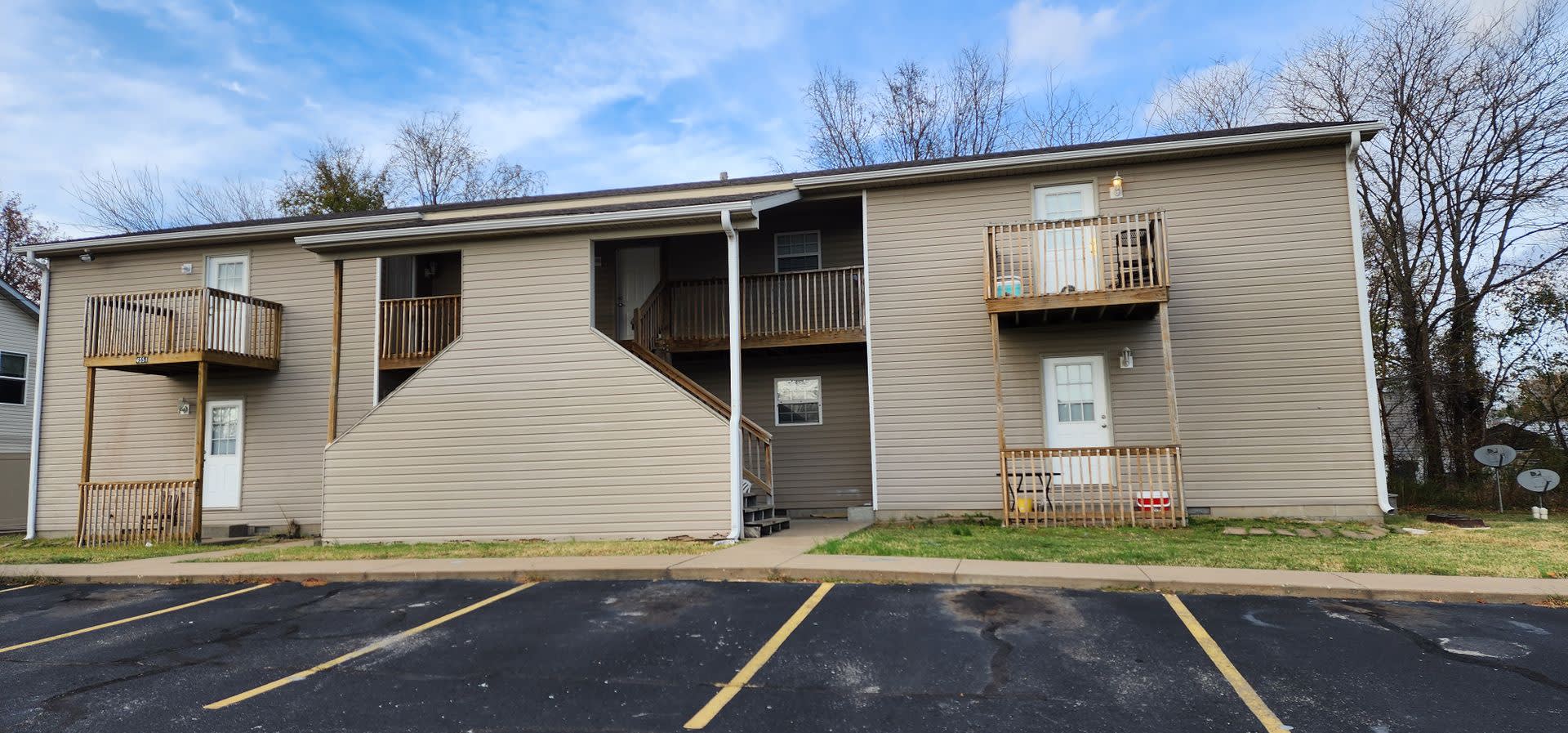 Nice 2BR/1BA Apartment near MSSU Campus in Joplin, MO. upstairs unit!!! – photo 5