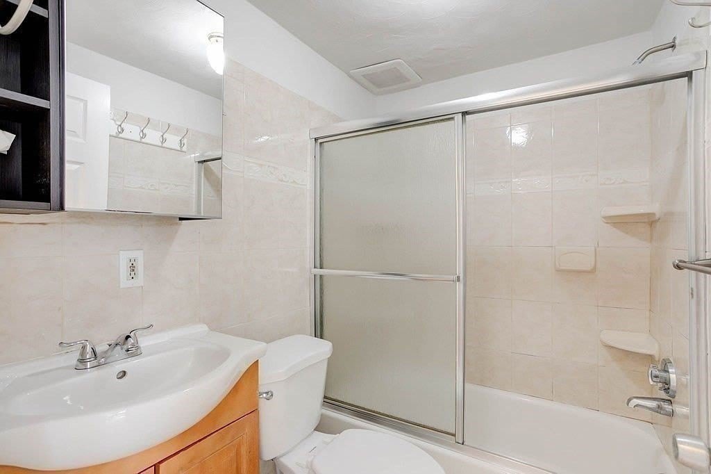 156 Bennington St – photo 4