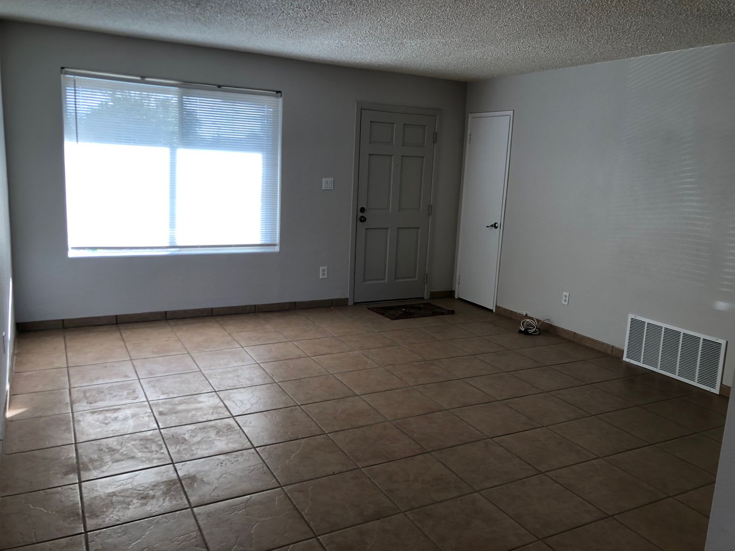 Adorable Home in Laverne Terrace! – photo 2