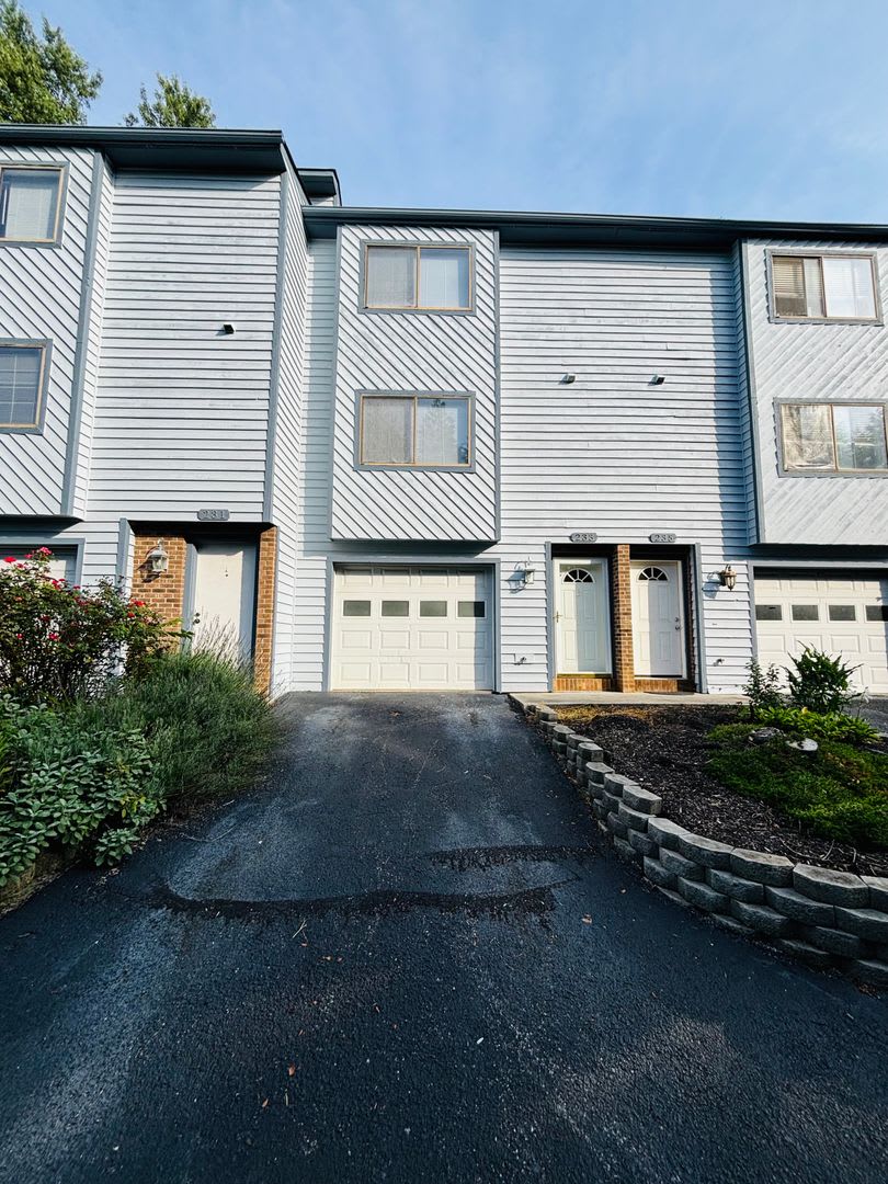 2 Bedroom, 2.5 Bath Townhouse – photo 1