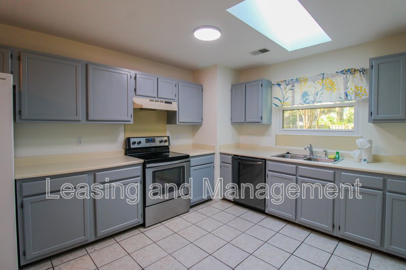 1240 Llewellyn Road – photo 5
