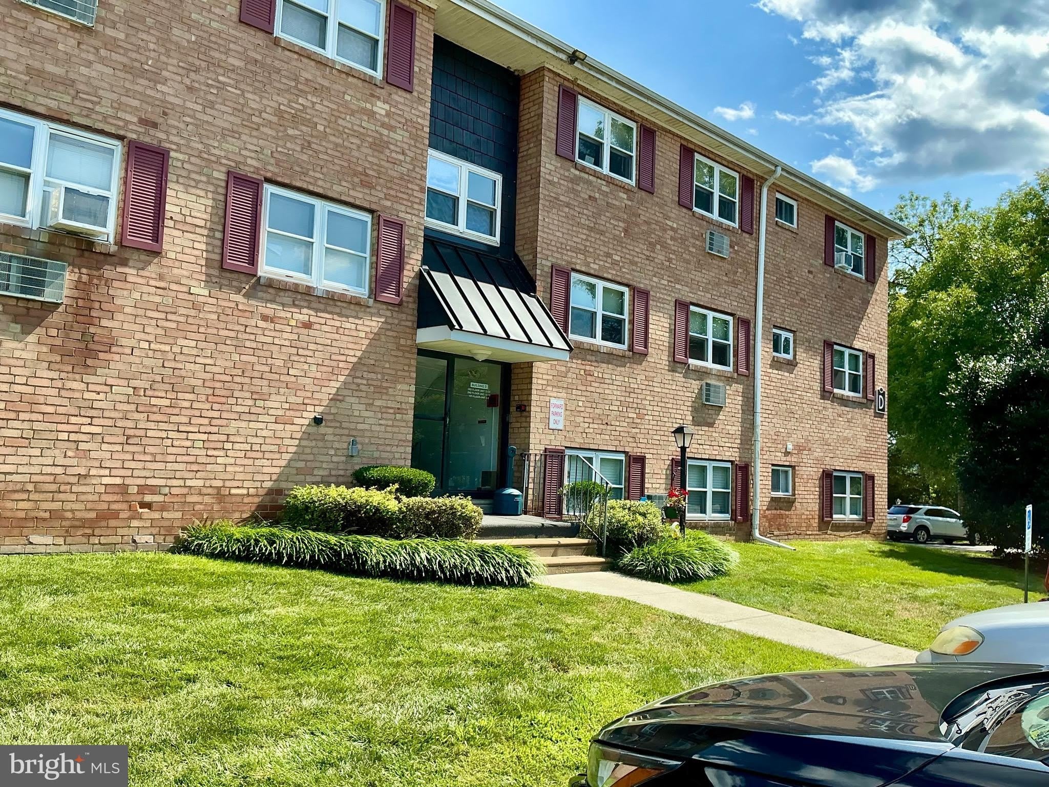 335 E LANCASTER Avenue – photo 2