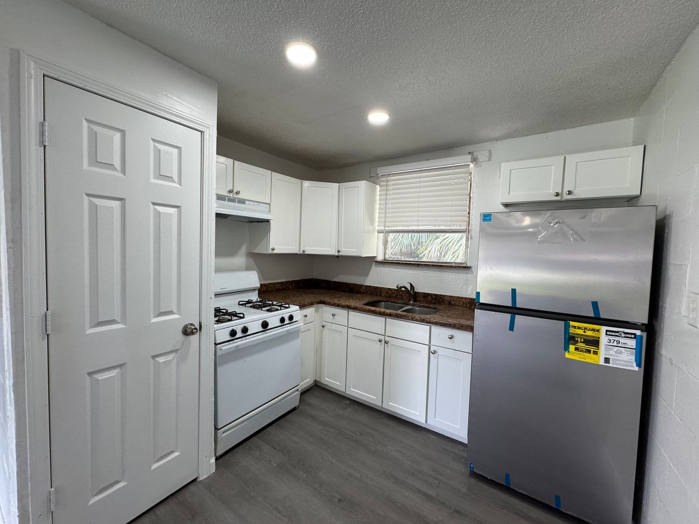 Newly Renovated 2 Bedroom Brick Apartment near Downtown Live Oak – photo 3