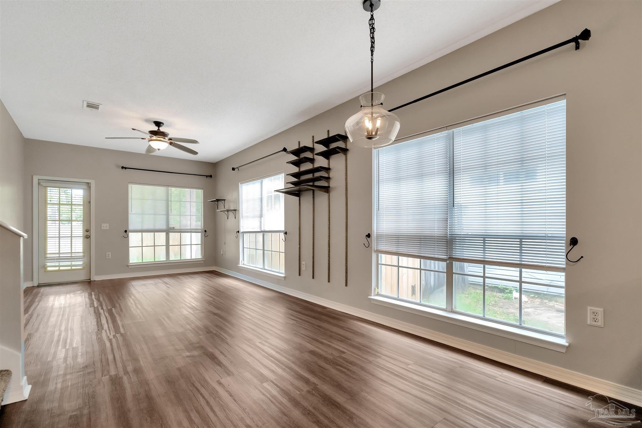 208 Wildflower Ln – photo 4