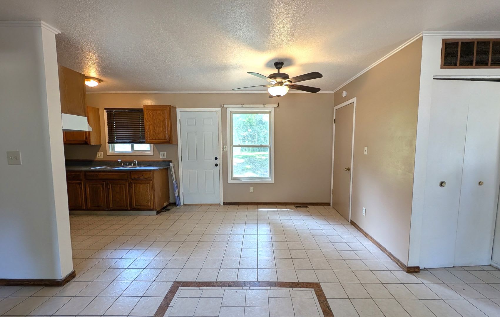 695 E Summit, 3 bedroom house with basement – photo 4